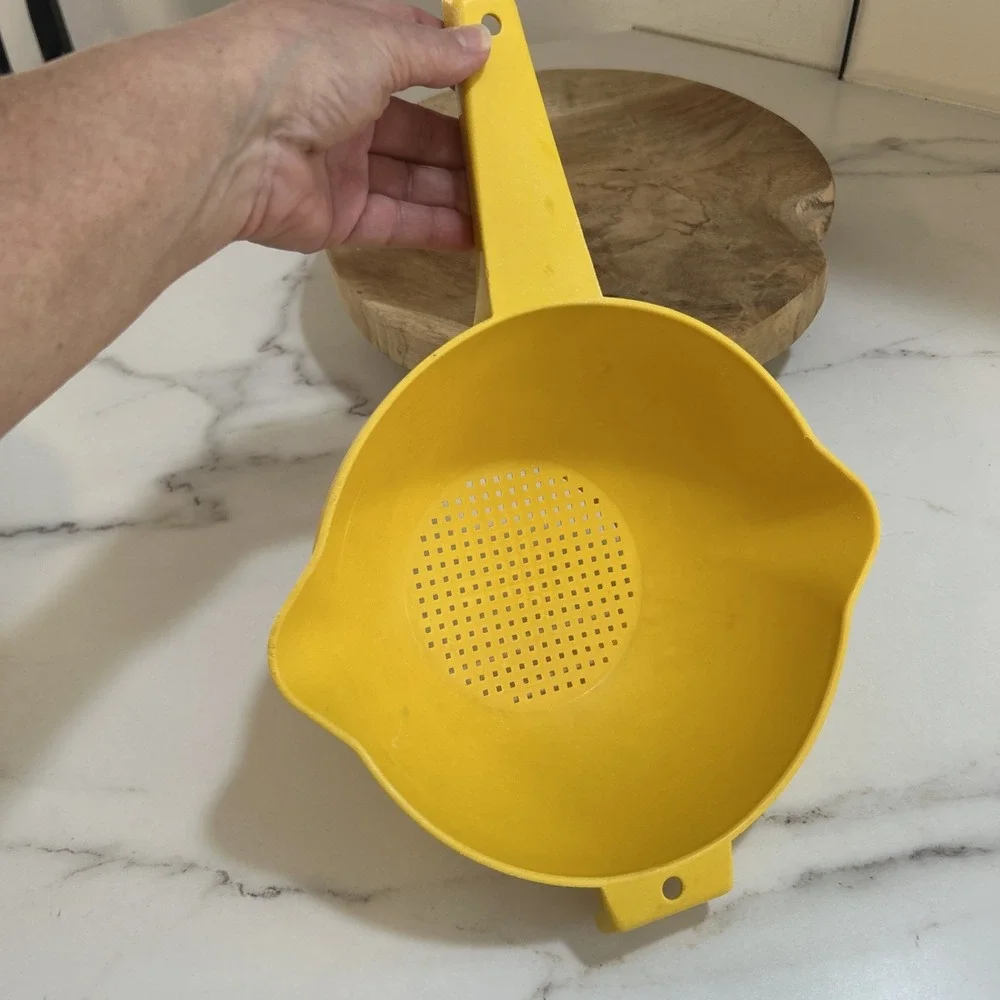 Vintage Tupperware 1523-8 Yellow 2‎ Qt Strainer Colander Handle 2 Spouts